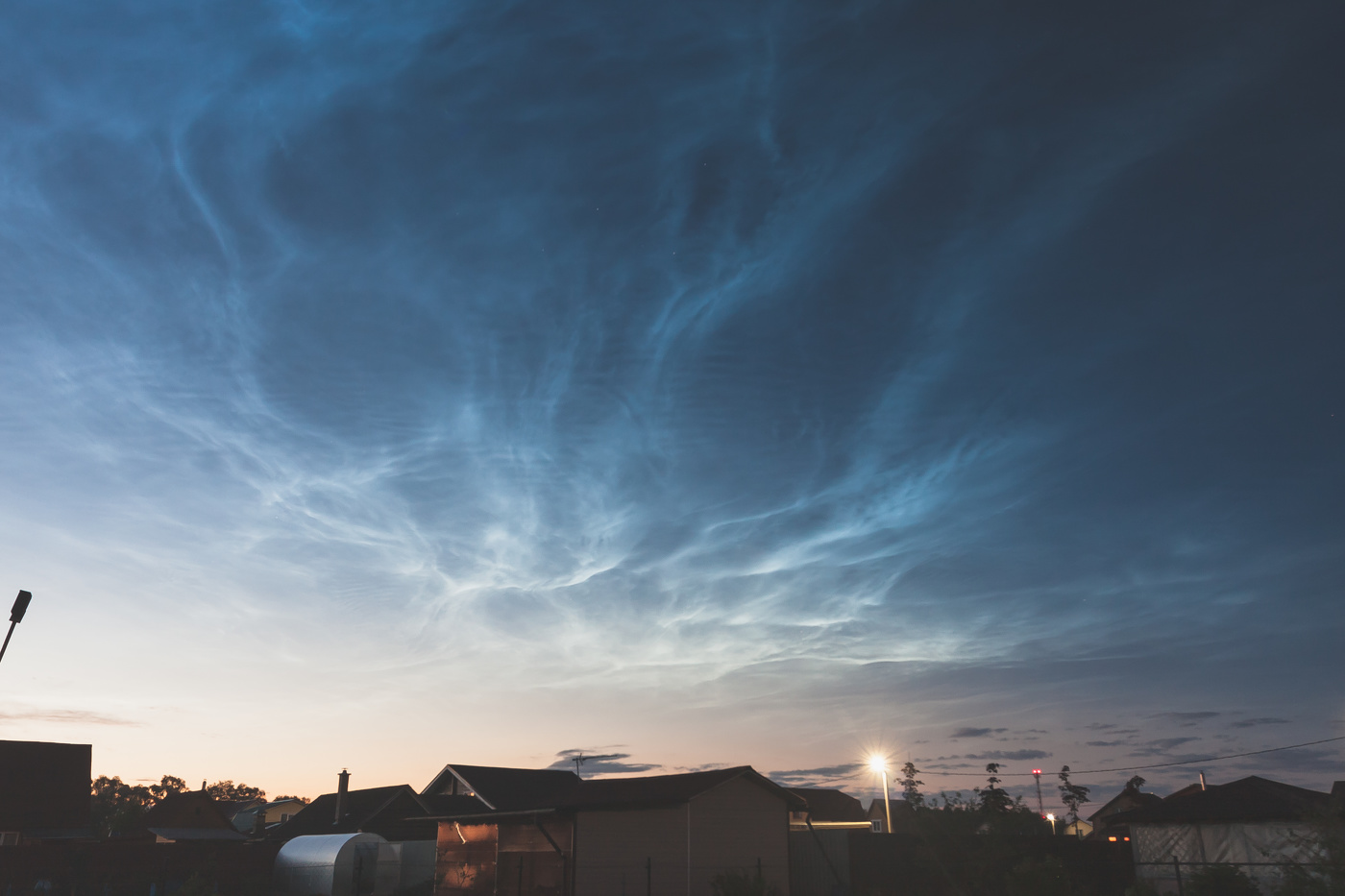 Leuchtende Nachtwolken