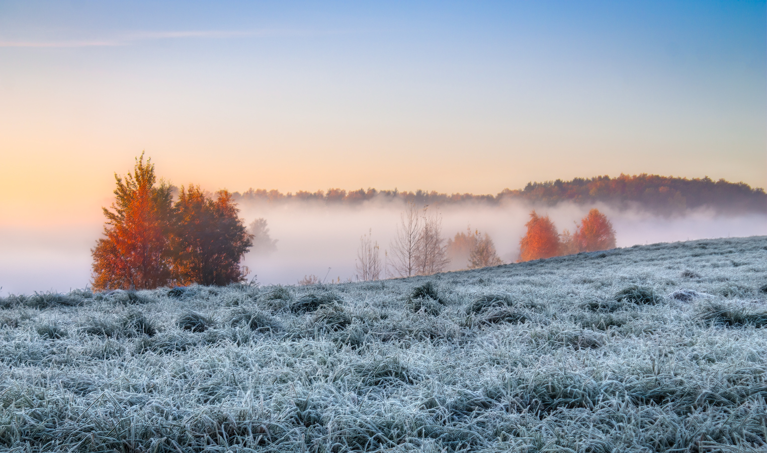 Sonnenaufgang über dem Fluss