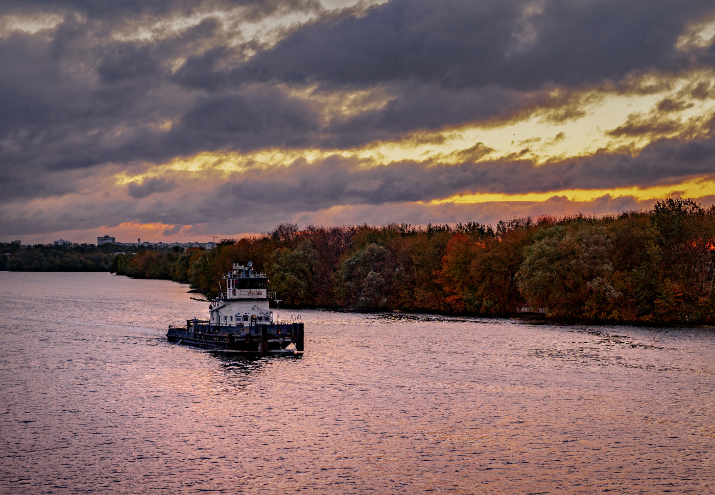 Sonnenaufgang auf dem Fluss