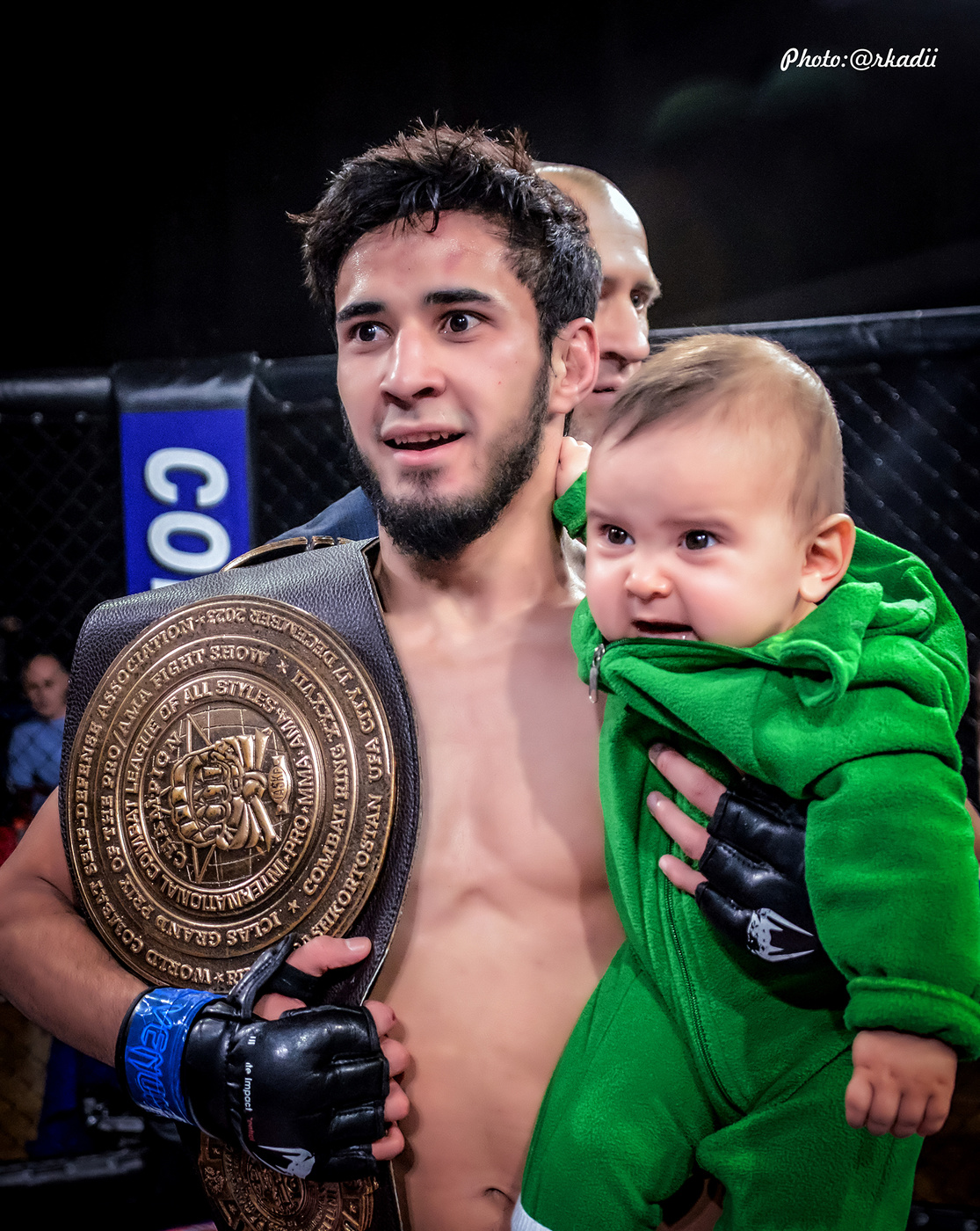 Kleinen Sohn kam zu seinem Vater.