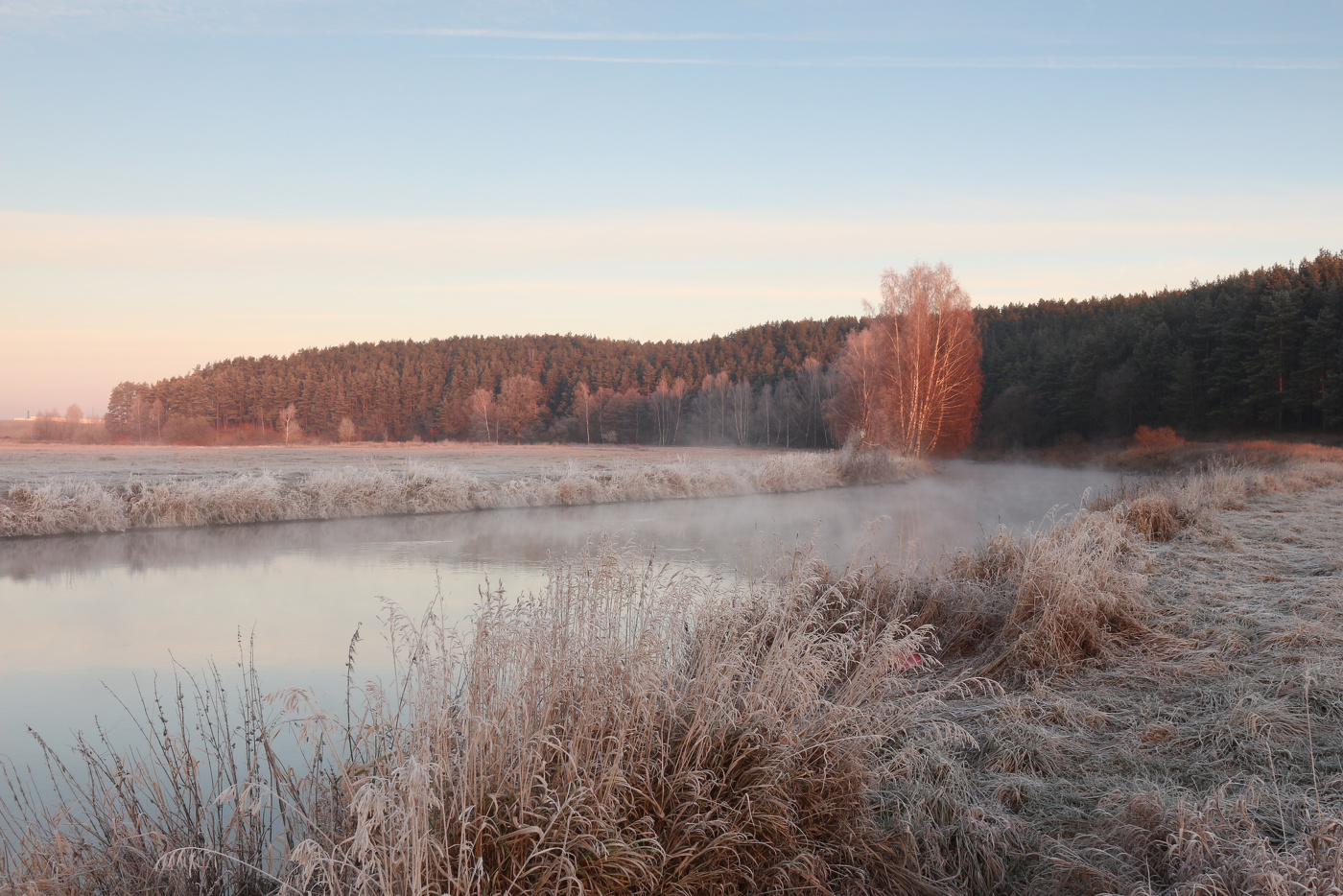 Sonnenaufgang über dem Fluss
