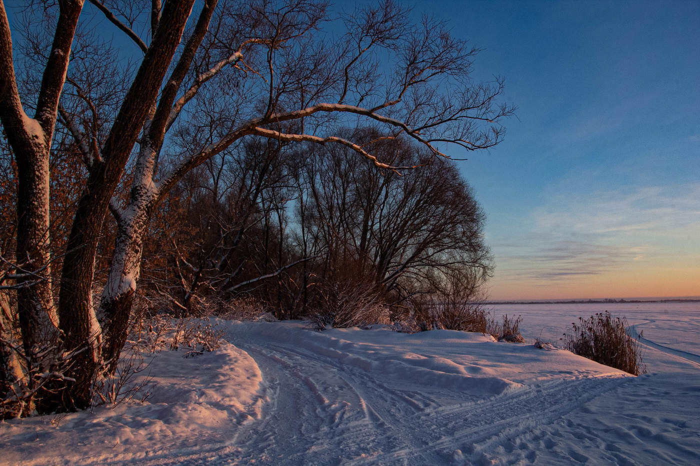 Sonnenaufgang über dem Fluss