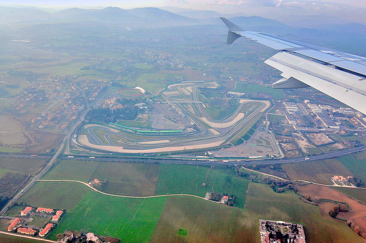 Unter der Tragfläche eines Flugzeugs