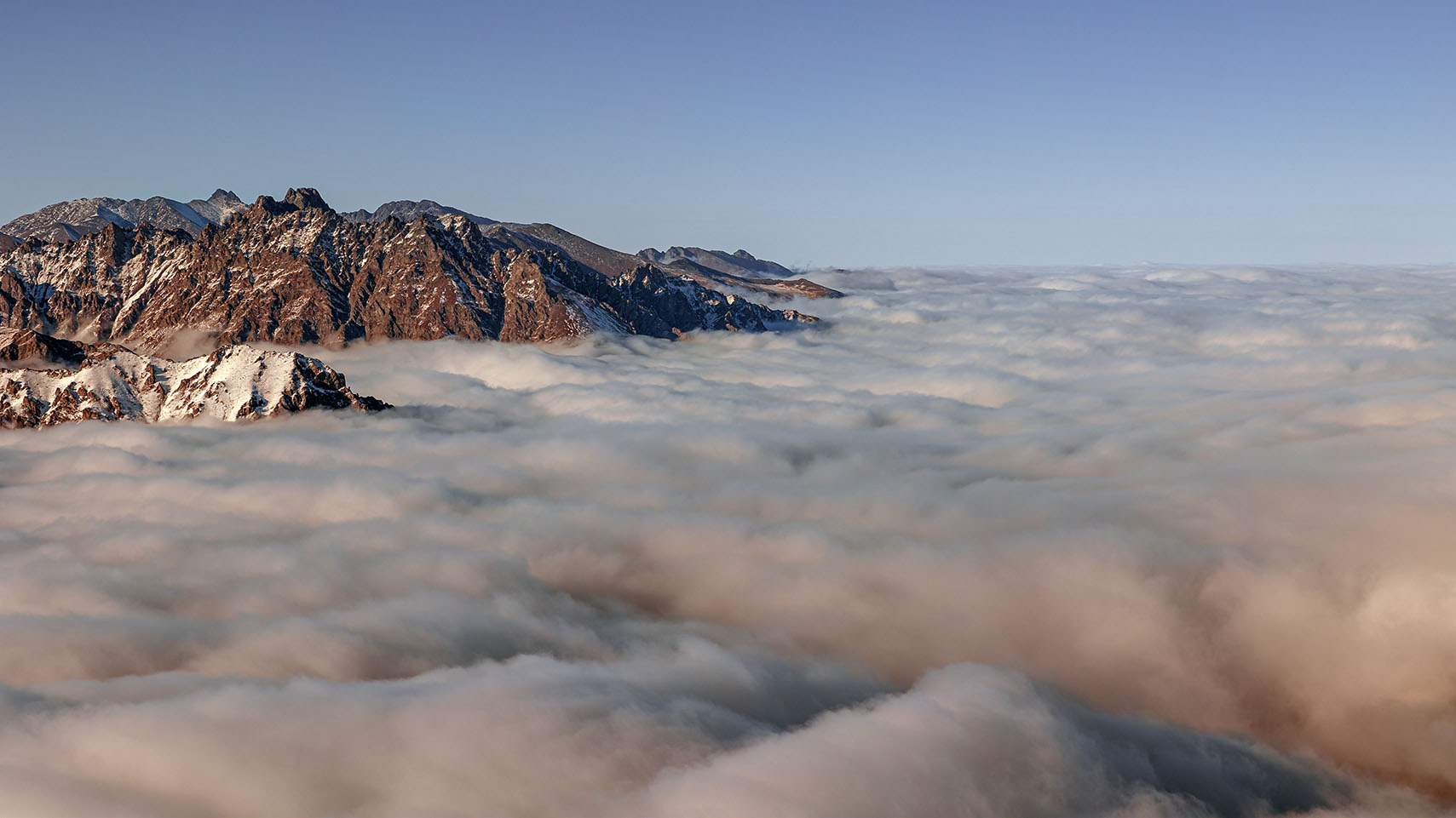 Es hinter den Wolken ...