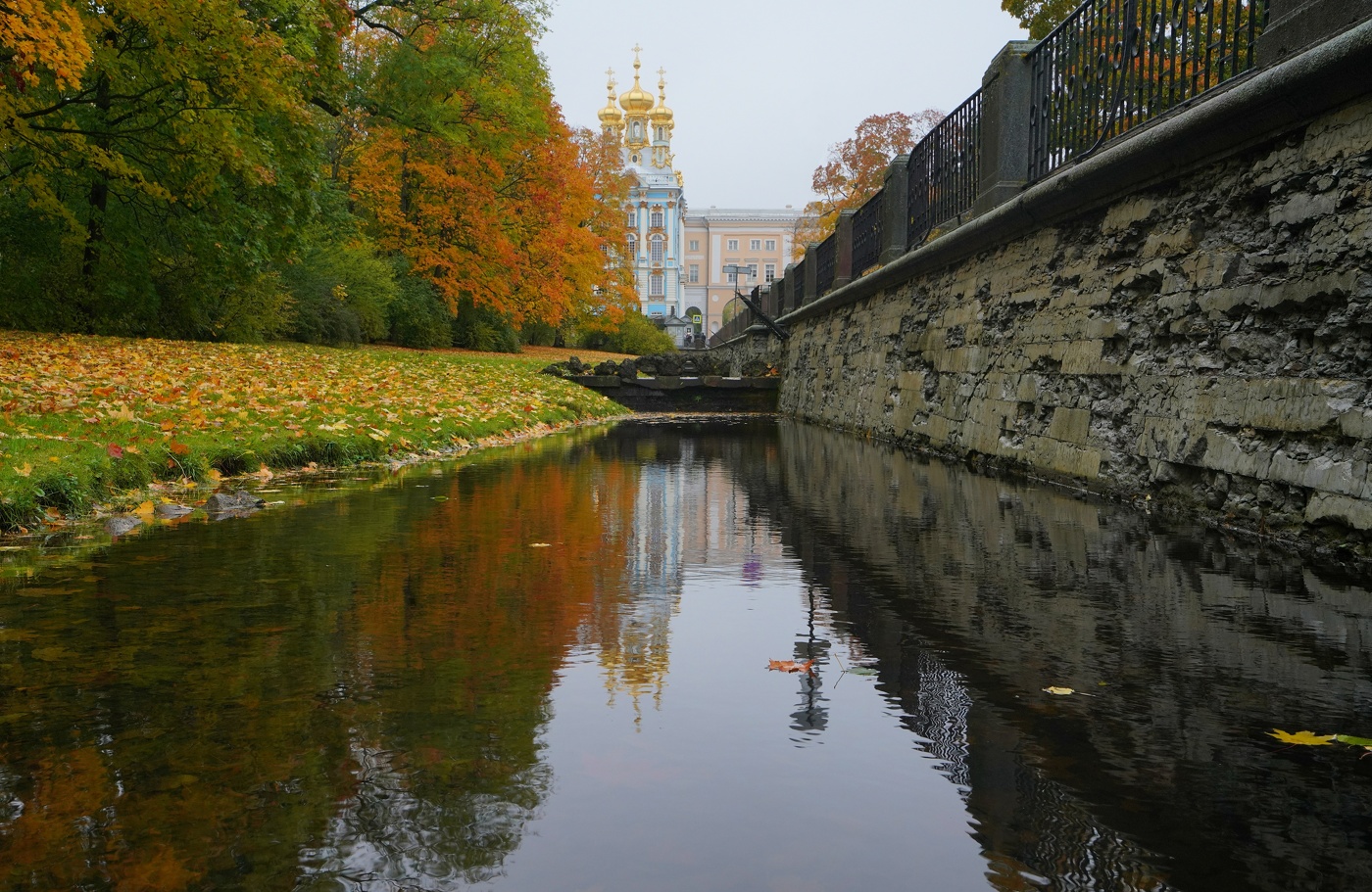 Sonnenaufgang über dem Fluss