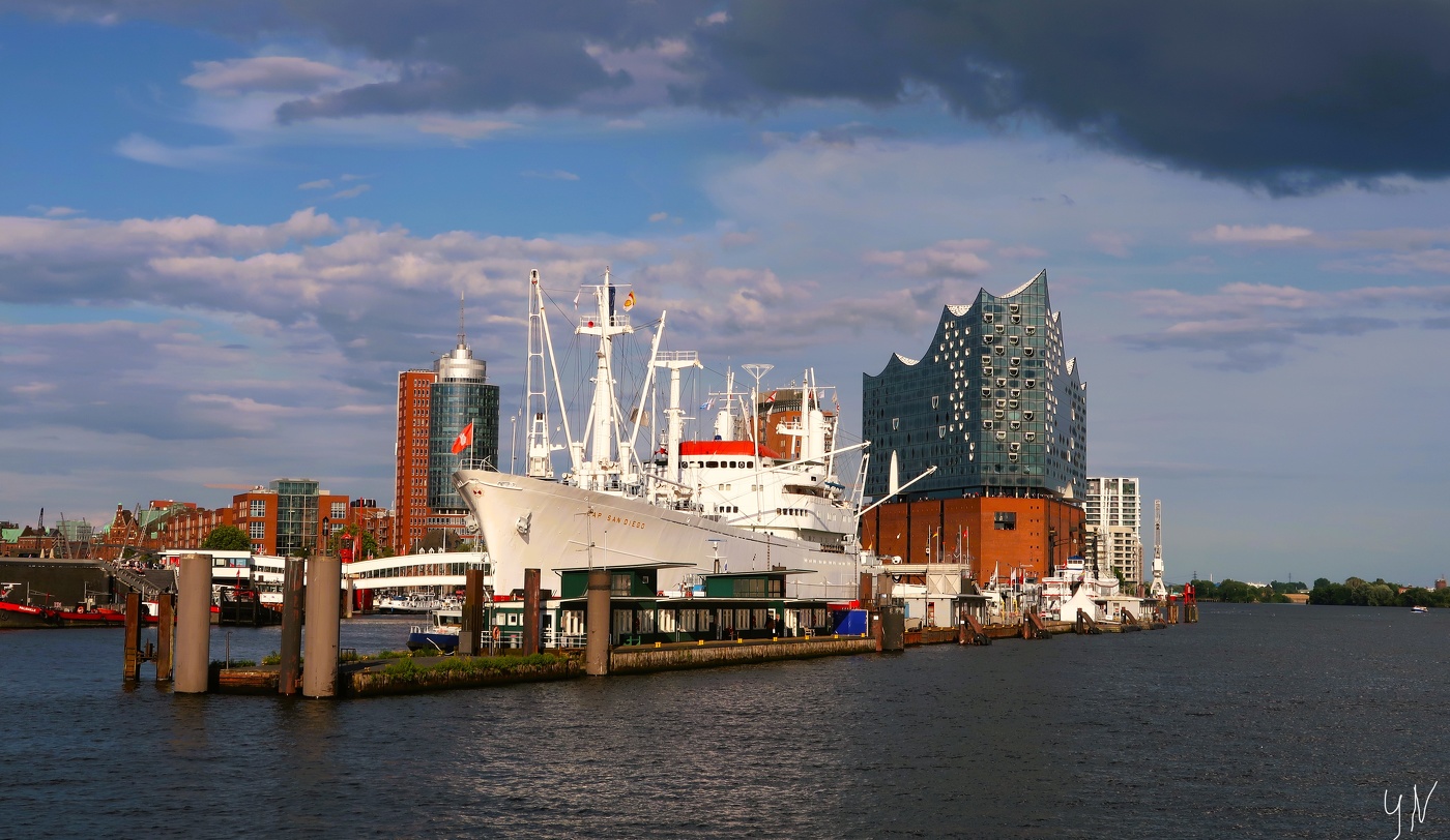 Hamburg. Elbphilharmonie & CAP SAN DIEGO