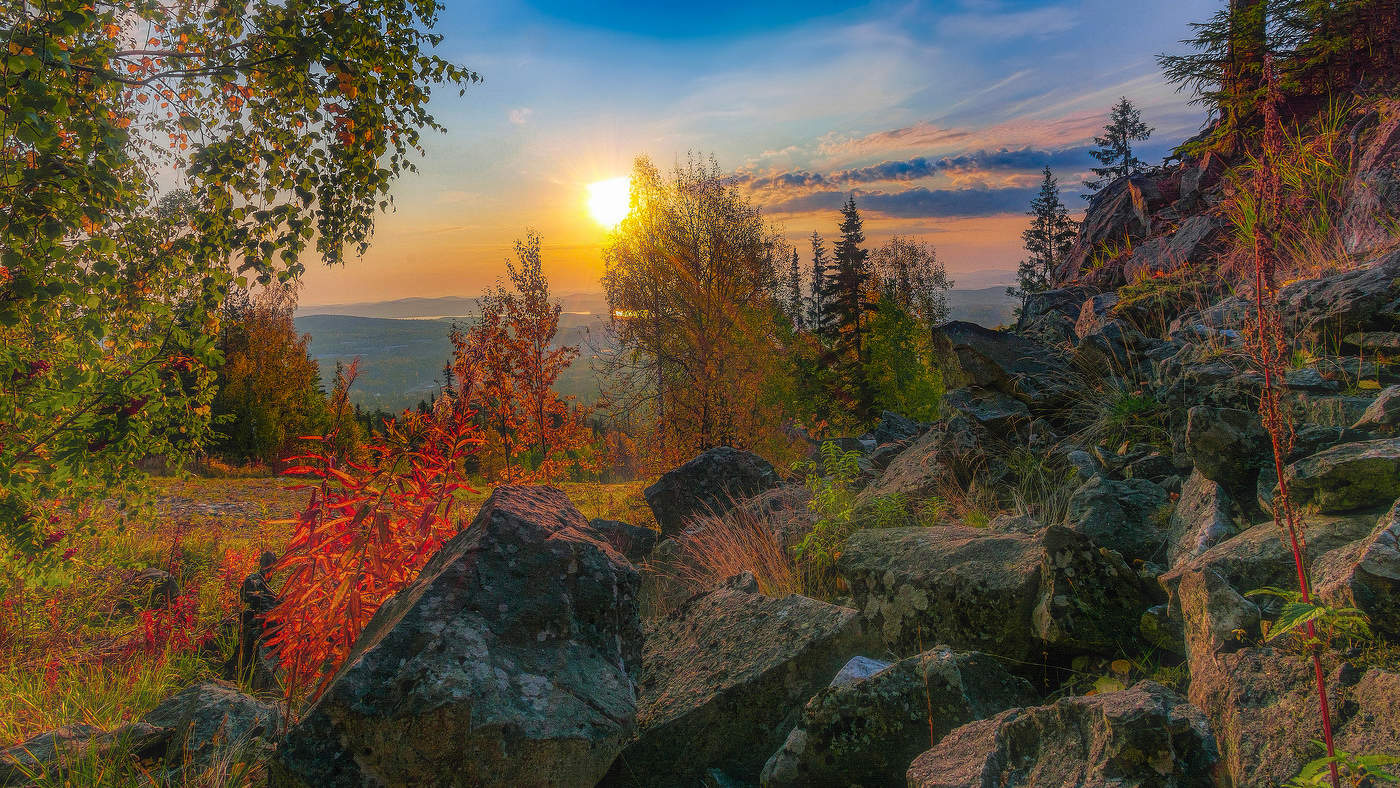 Sonnenaufgang über dem Fluss