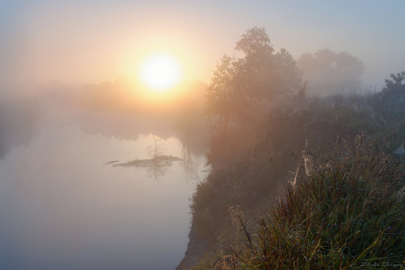 Sonnenaufgang über dem Fluss