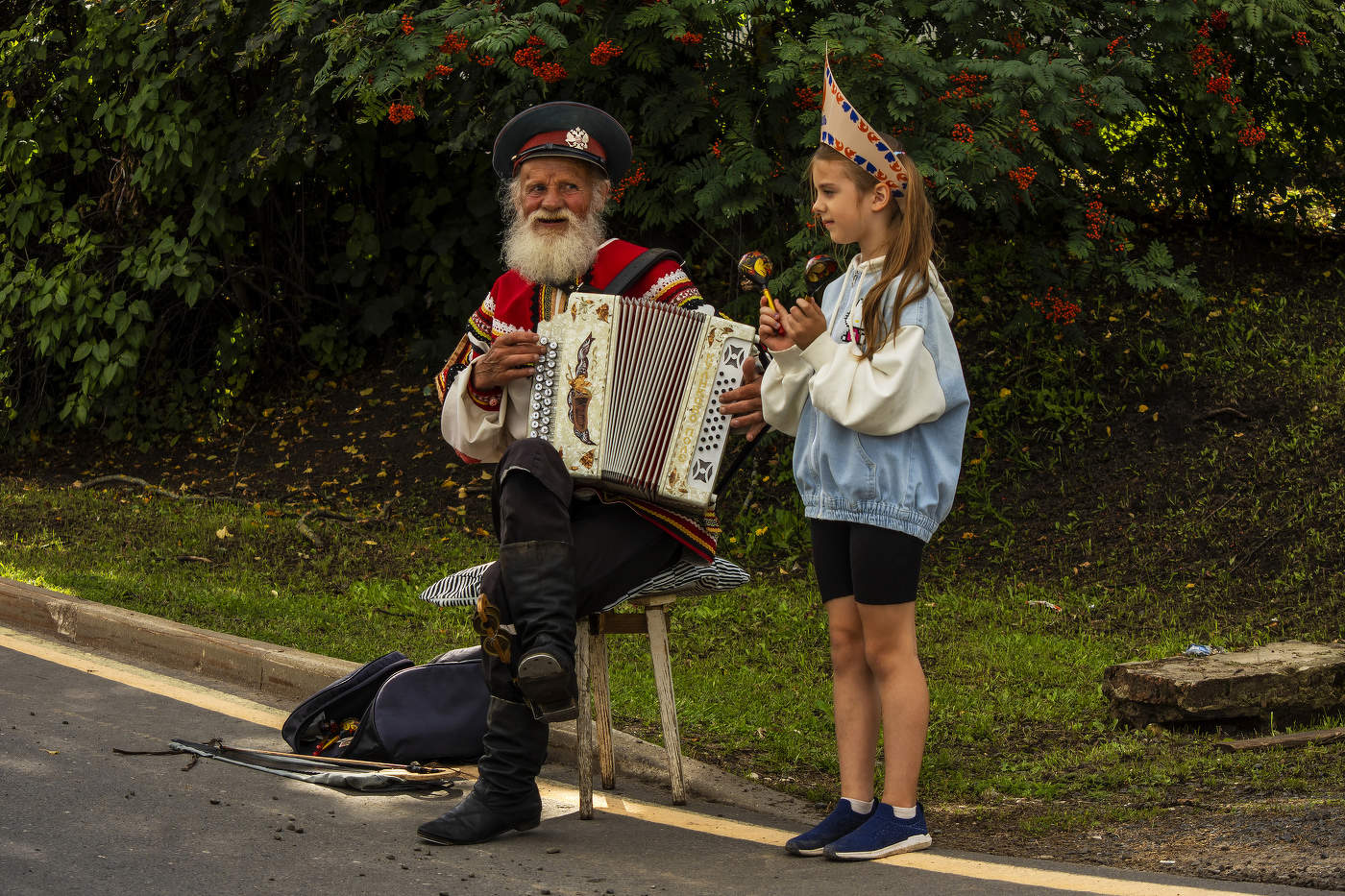Kleiner Mann mit einem Akkordeon