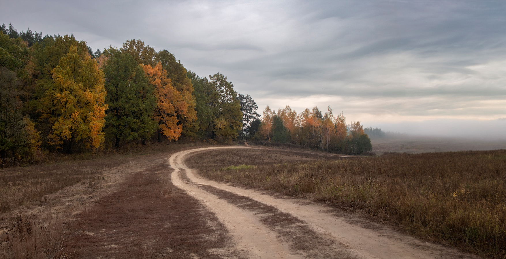 Straße zum Herbst