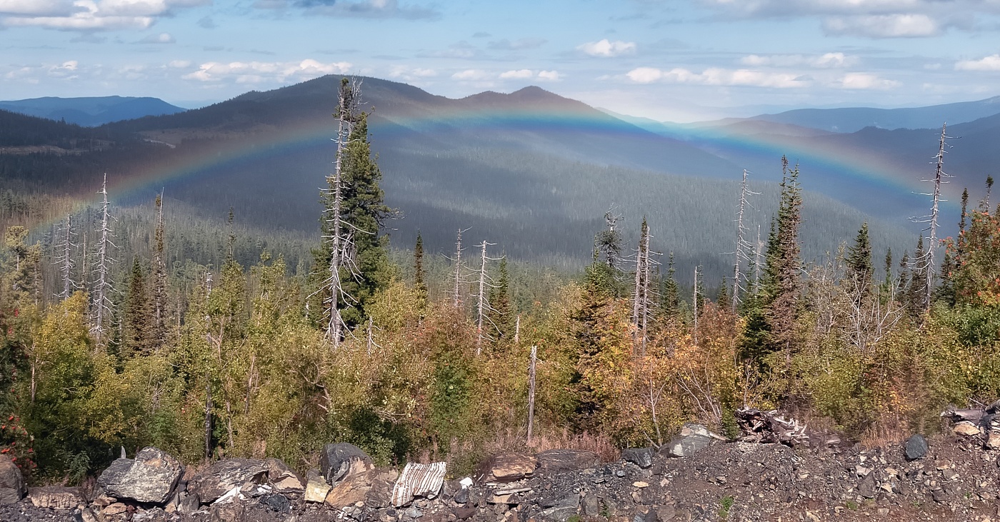 Rainbow in den Bergen
