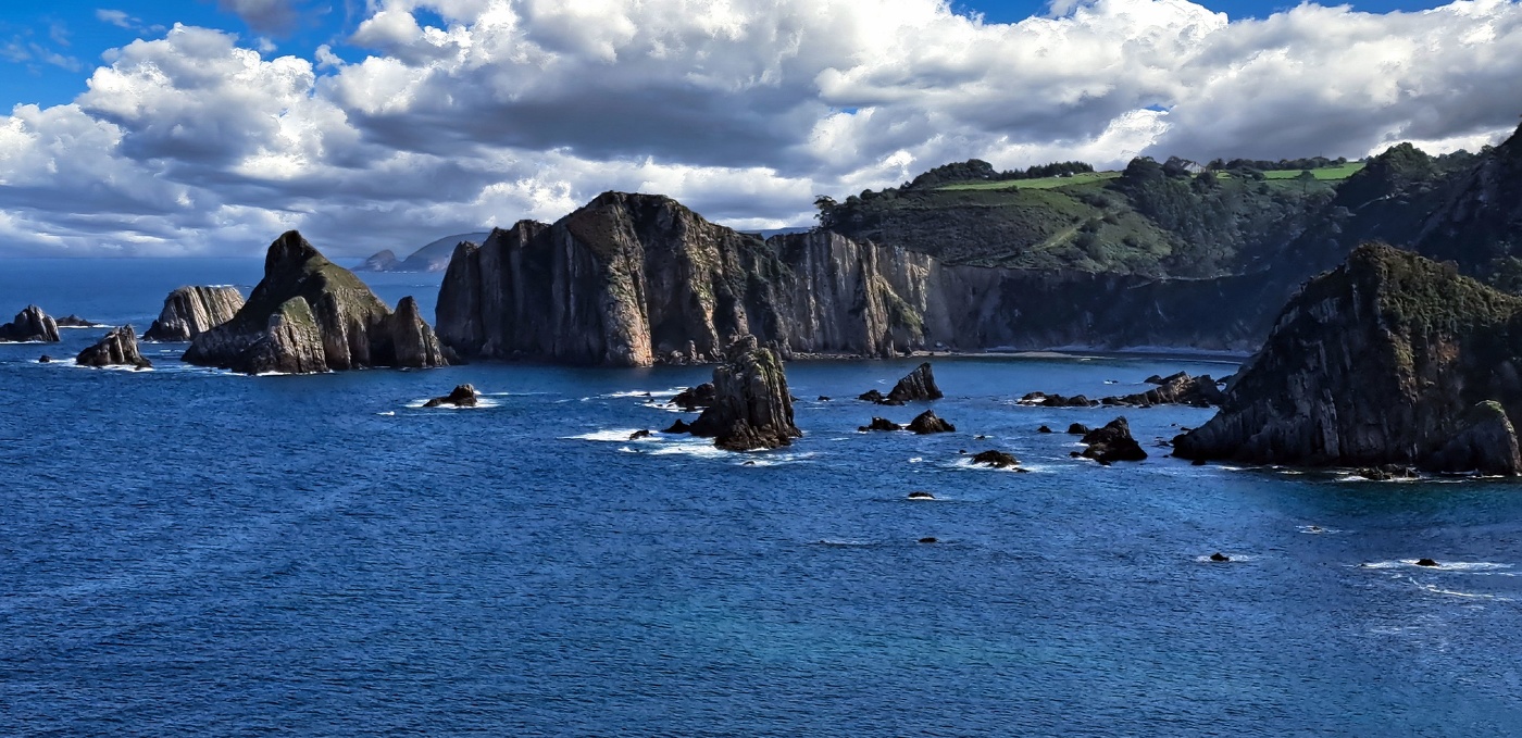 Cudillero - platja del Silencio al fons - Astúries