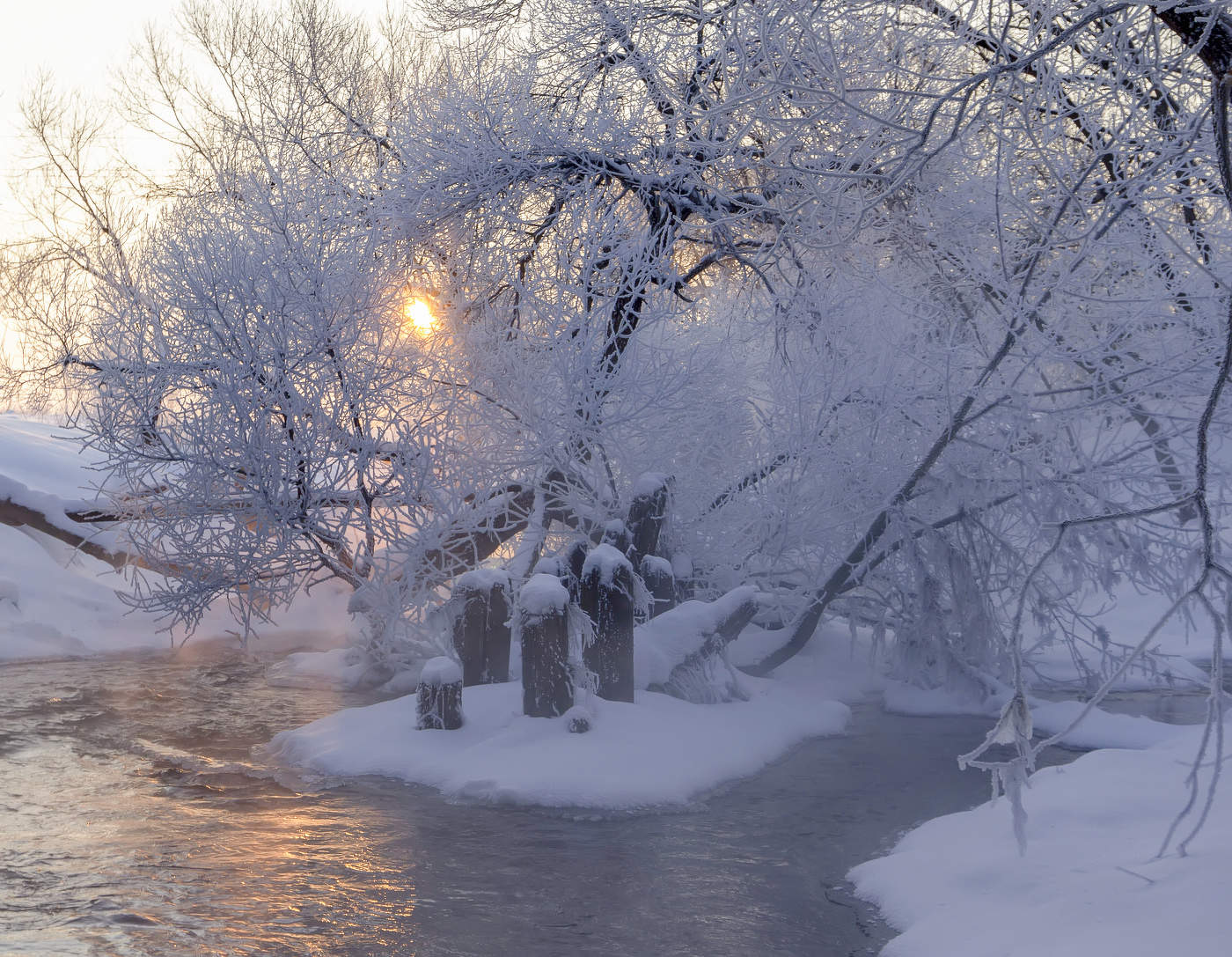 Sonnenaufgang über dem Fluss