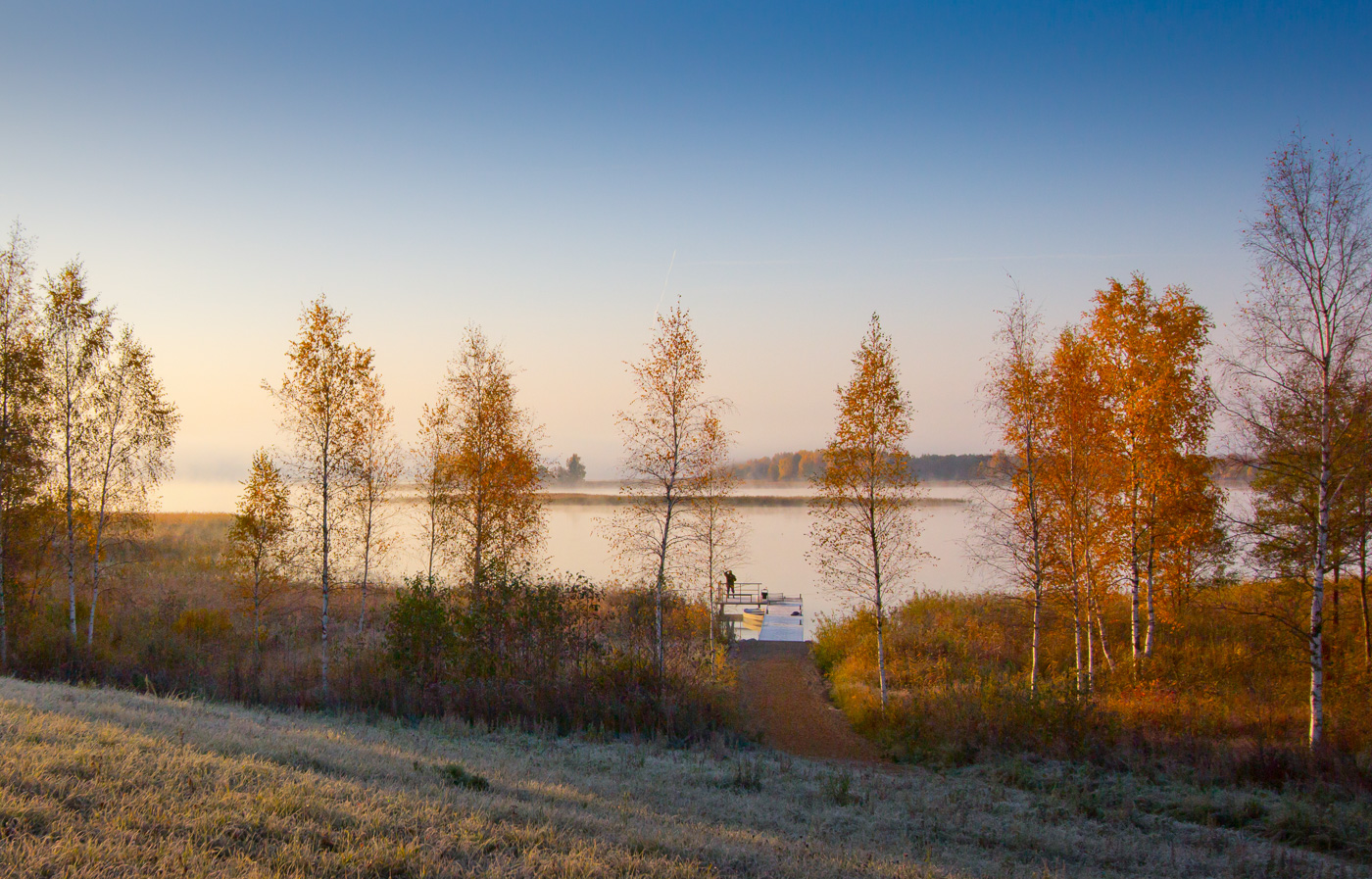 Sonnenaufgang über dem Fluss