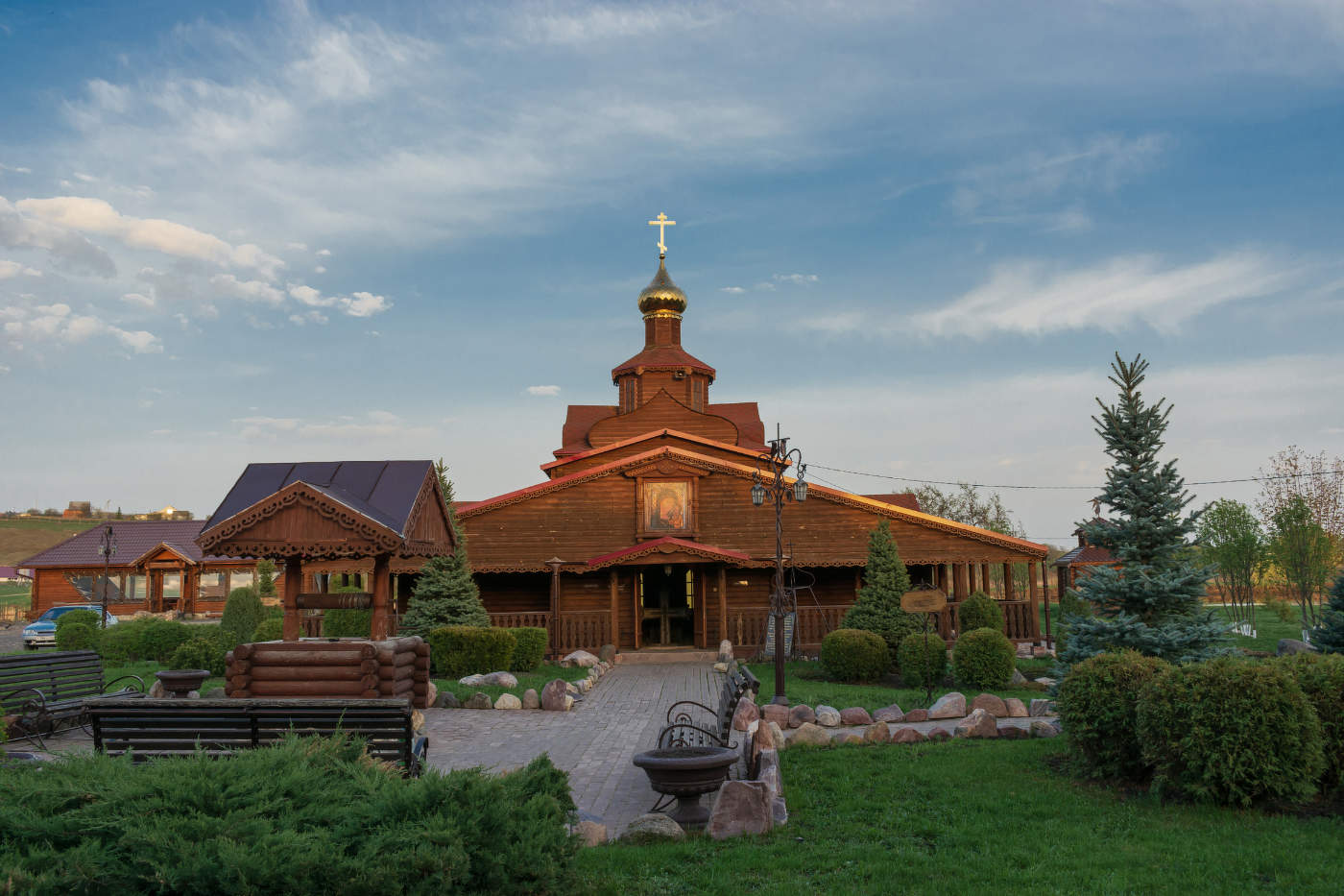 Es hinter den Wolken ...