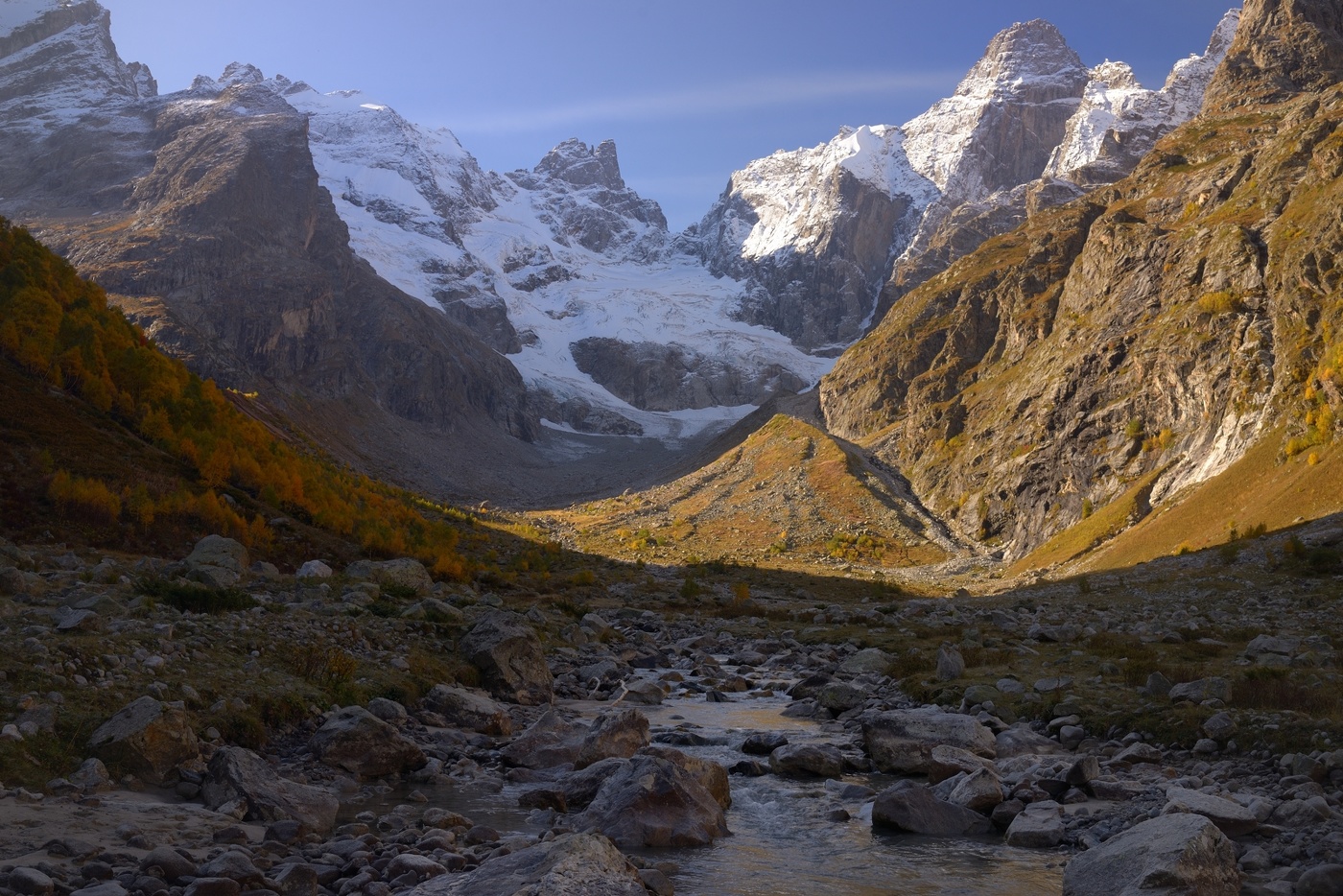 Sonnenaufgang über dem Fluss