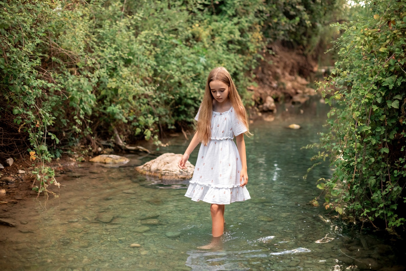 Children's photo session by the stream
