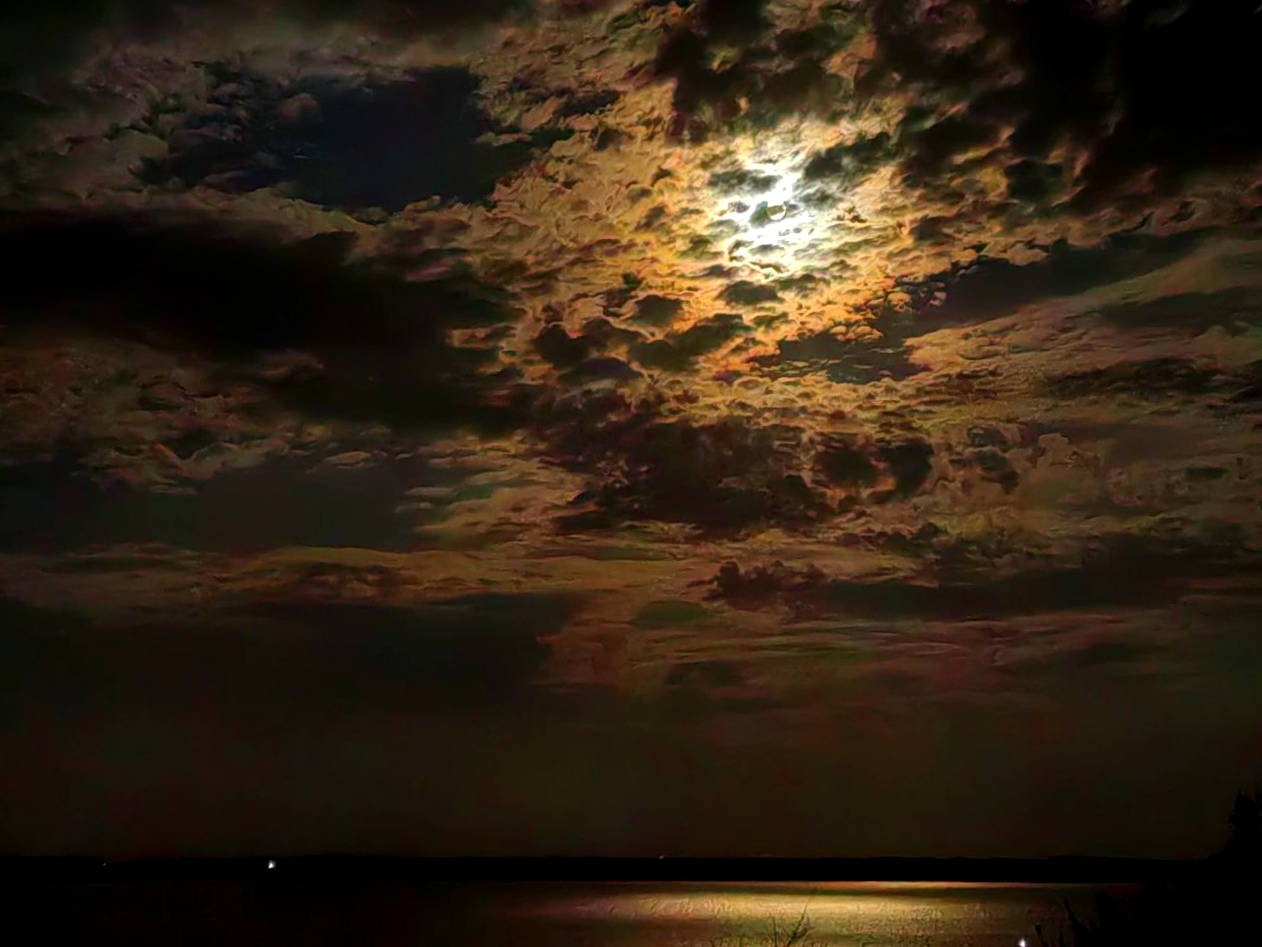 Der Mond in den Wolken