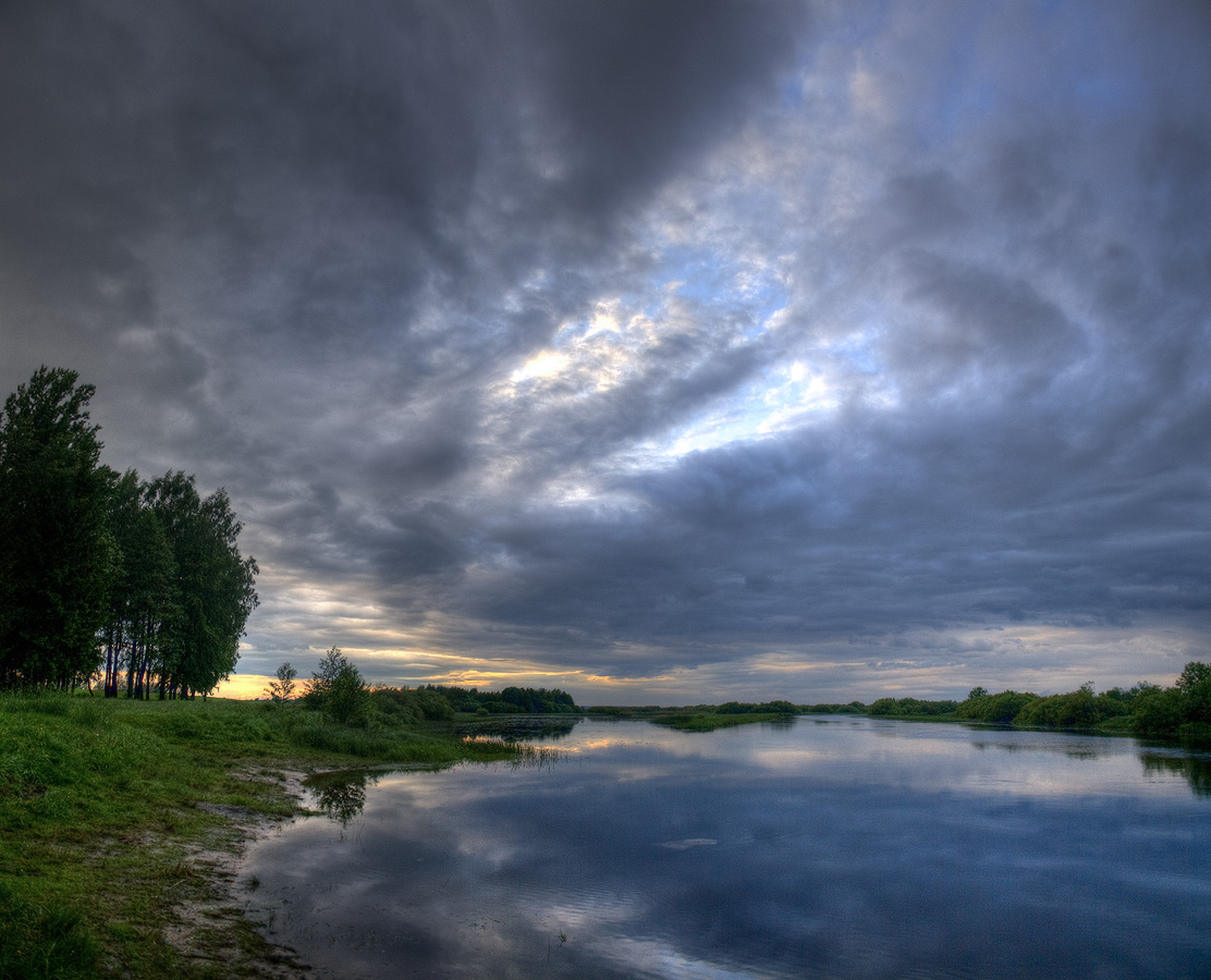 Ruhig glatte Oberfläche eines mächtigen Flusses