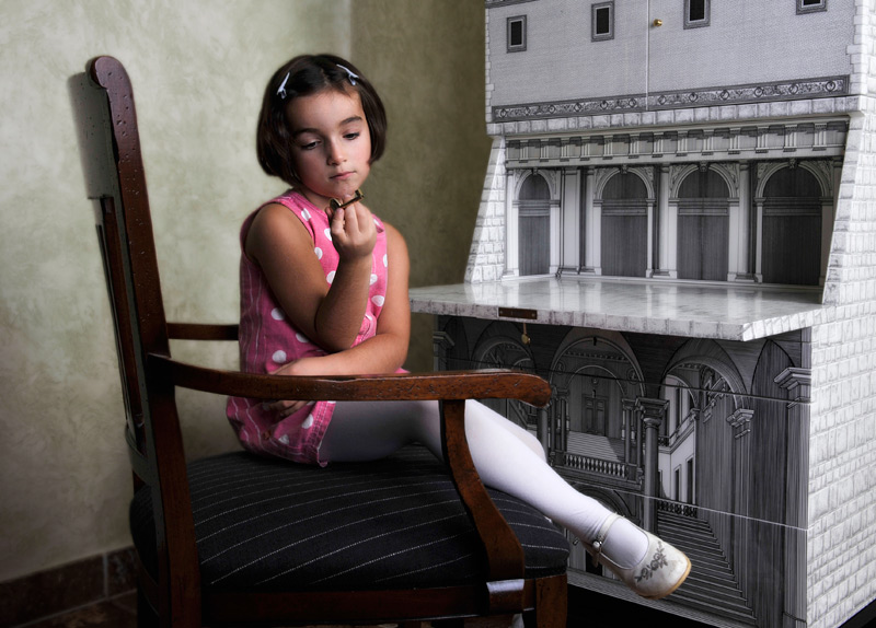 Mädchen und ein goldener Schlüssel.