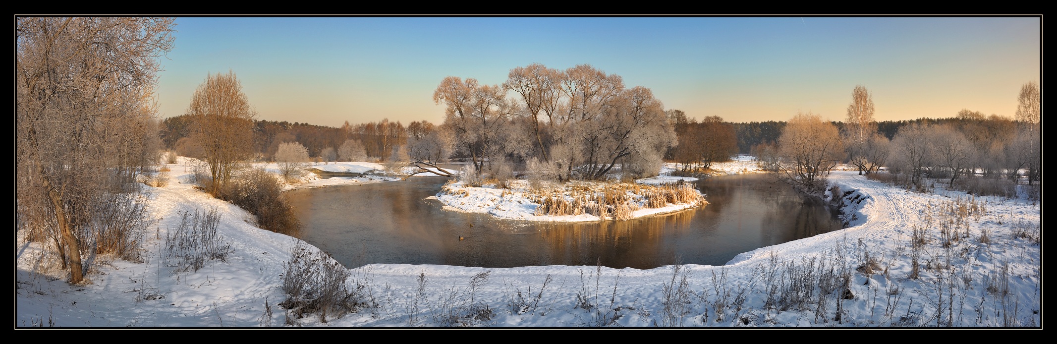 Silber und Gold frühen frostigen Februar-Morgen ...