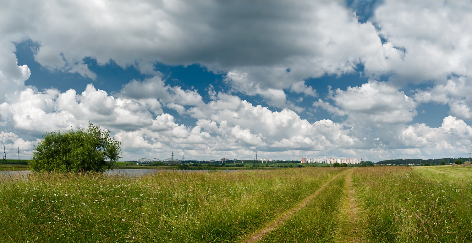 Panorama der Straße in einer Großstadt ...