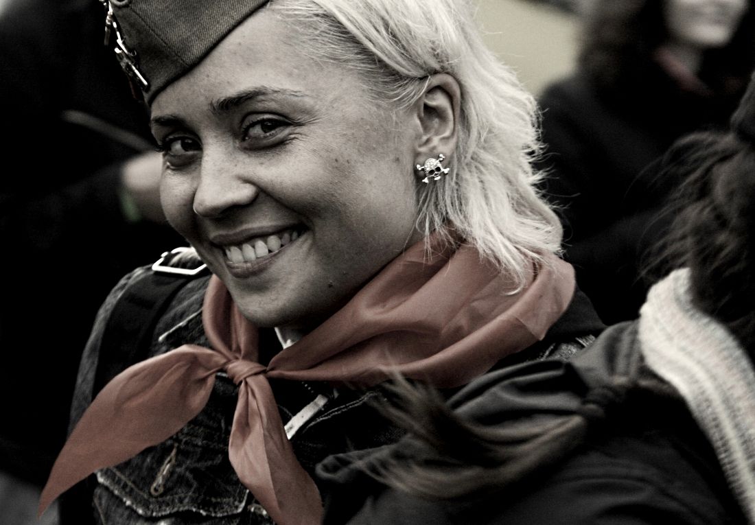 ... Und eine rote Krawatte in der Nähe