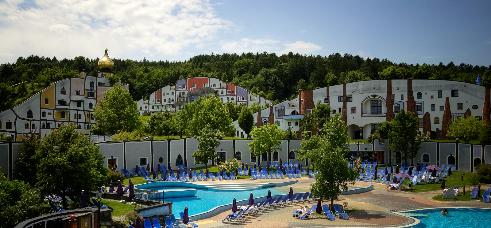 von Häusern und viel Grün ...