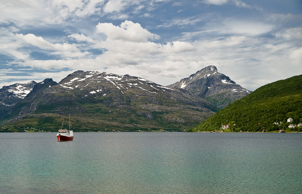 Ein typisches norwegischen Fjord Landschaft mit Bergen und der Fischerei Schoner.
