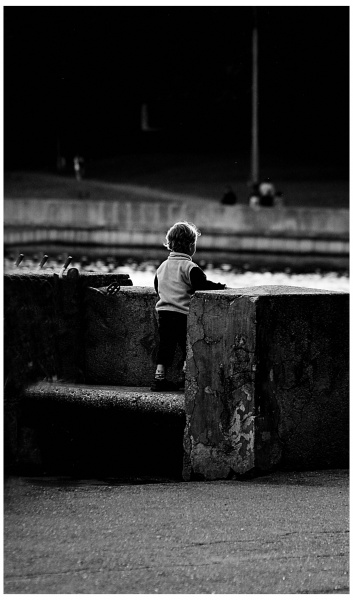 * Goes to Kindheit *