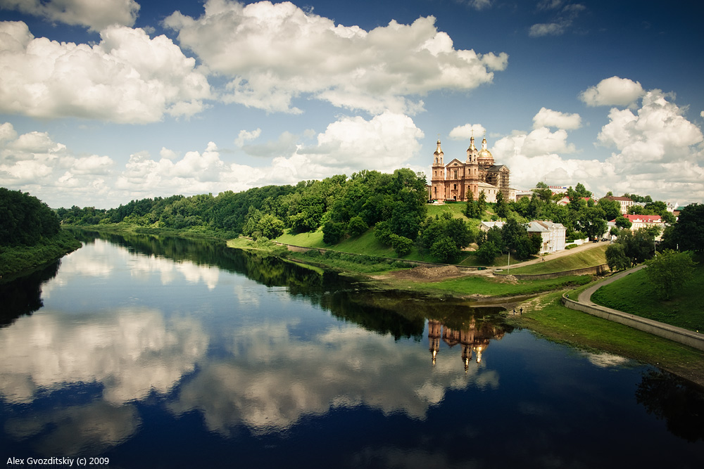 Blick auf die Kathedrale Mariä Himmelfahrt in der schwülen Mittag