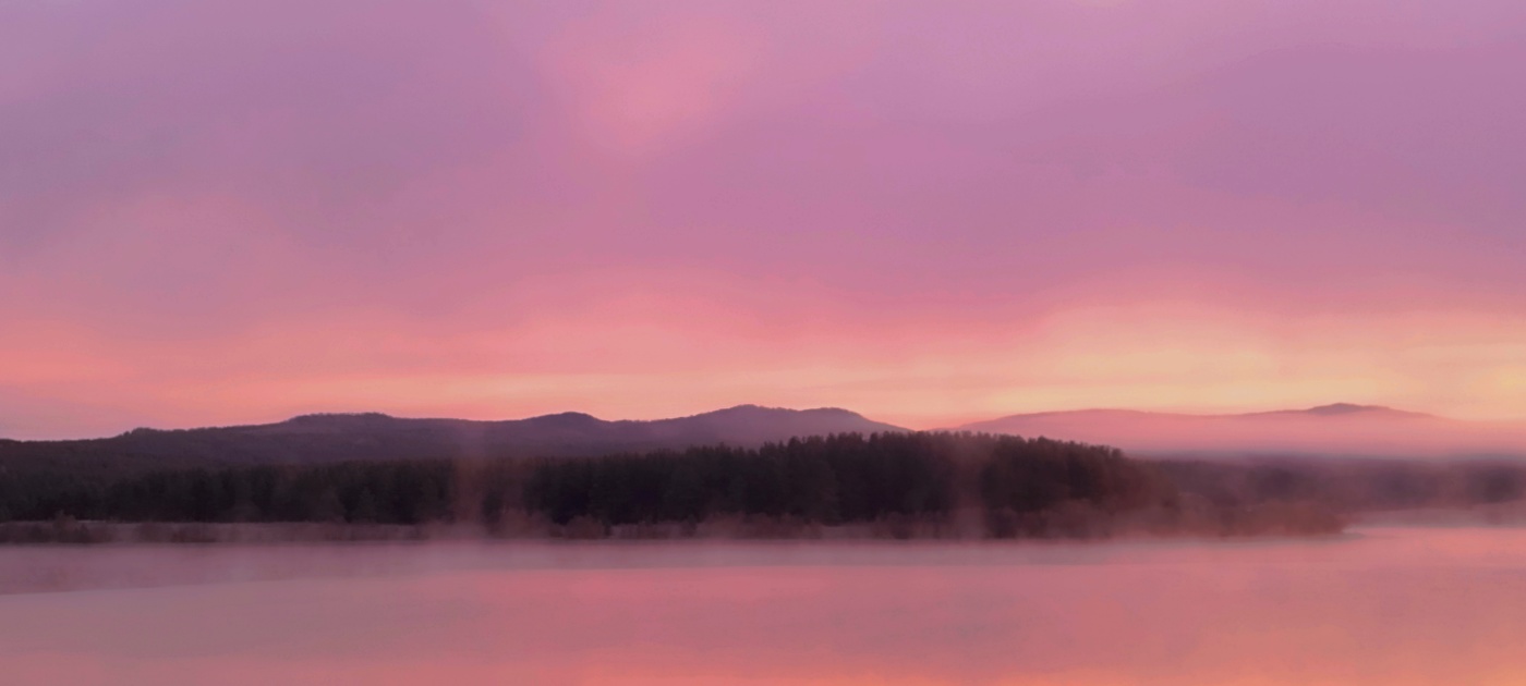 Sonnenaufgang über dem Fluss