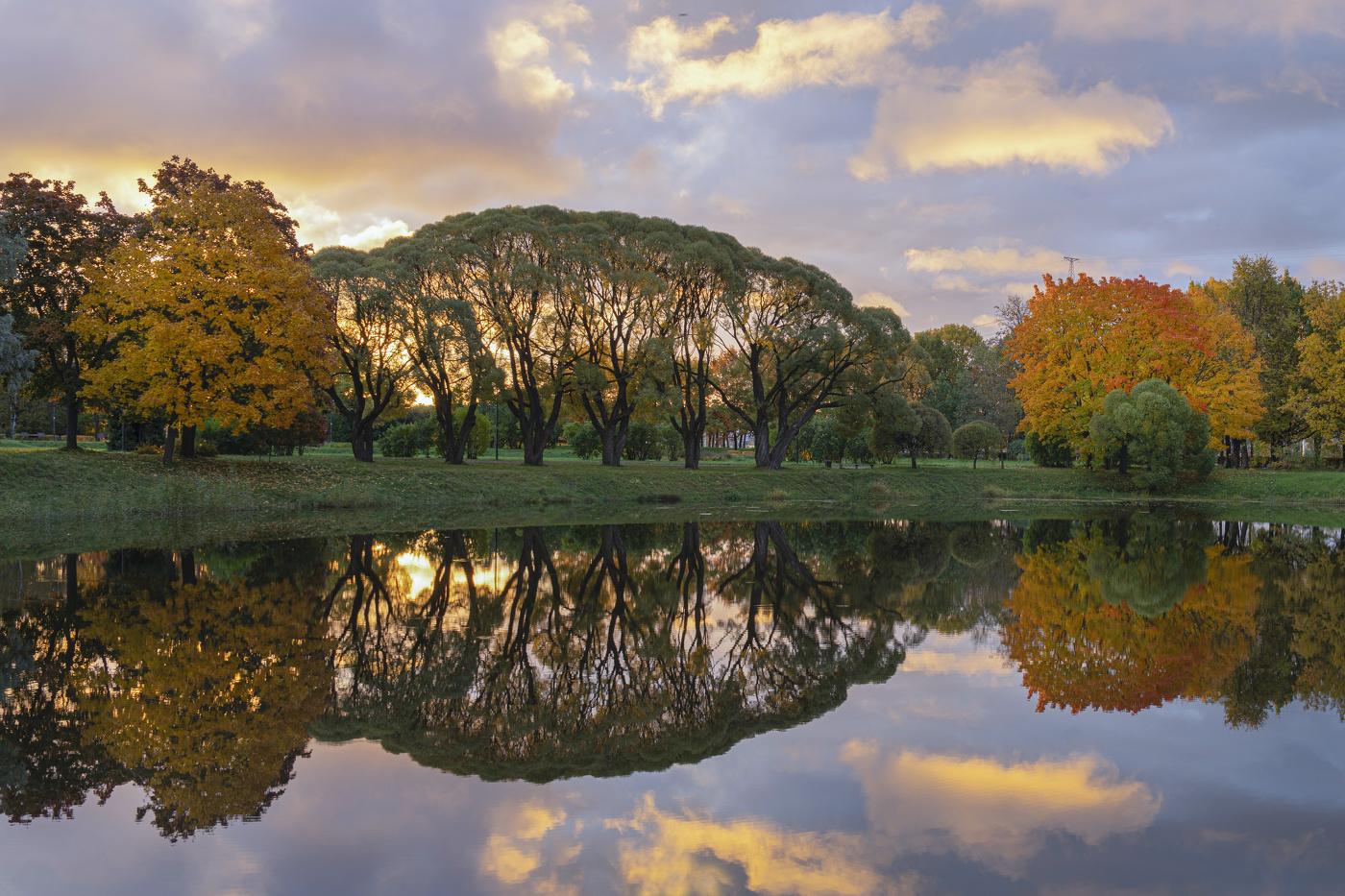 Sonnenaufgang über dem Fluss