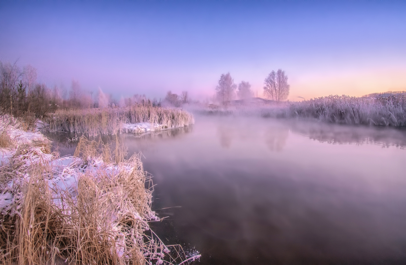 Sonnenaufgang über dem Fluss