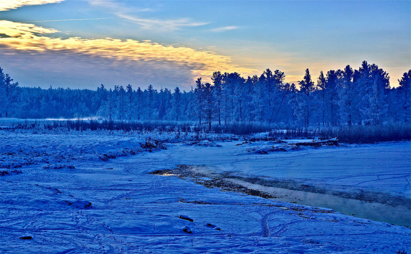 Sonnenaufgang über dem Fluss