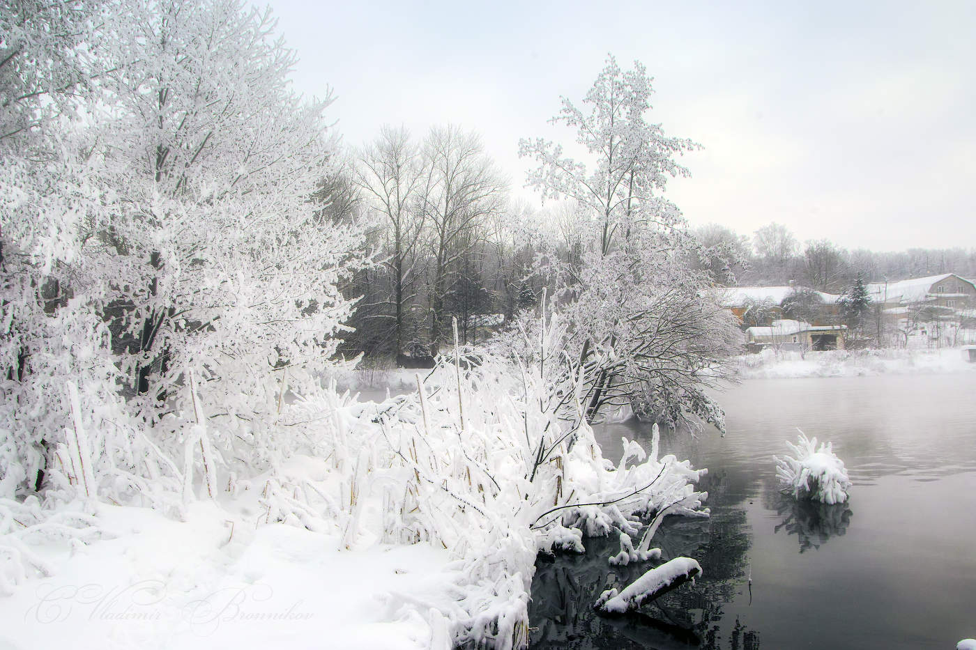 Sonnenaufgang über dem Fluss