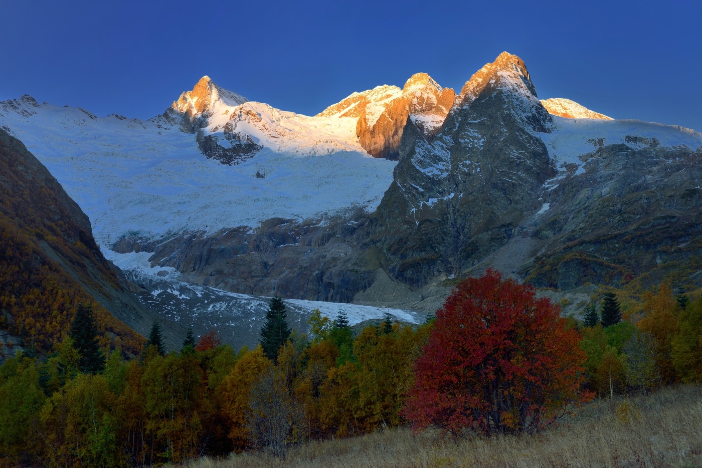 Morgendämmerung in den Bergen