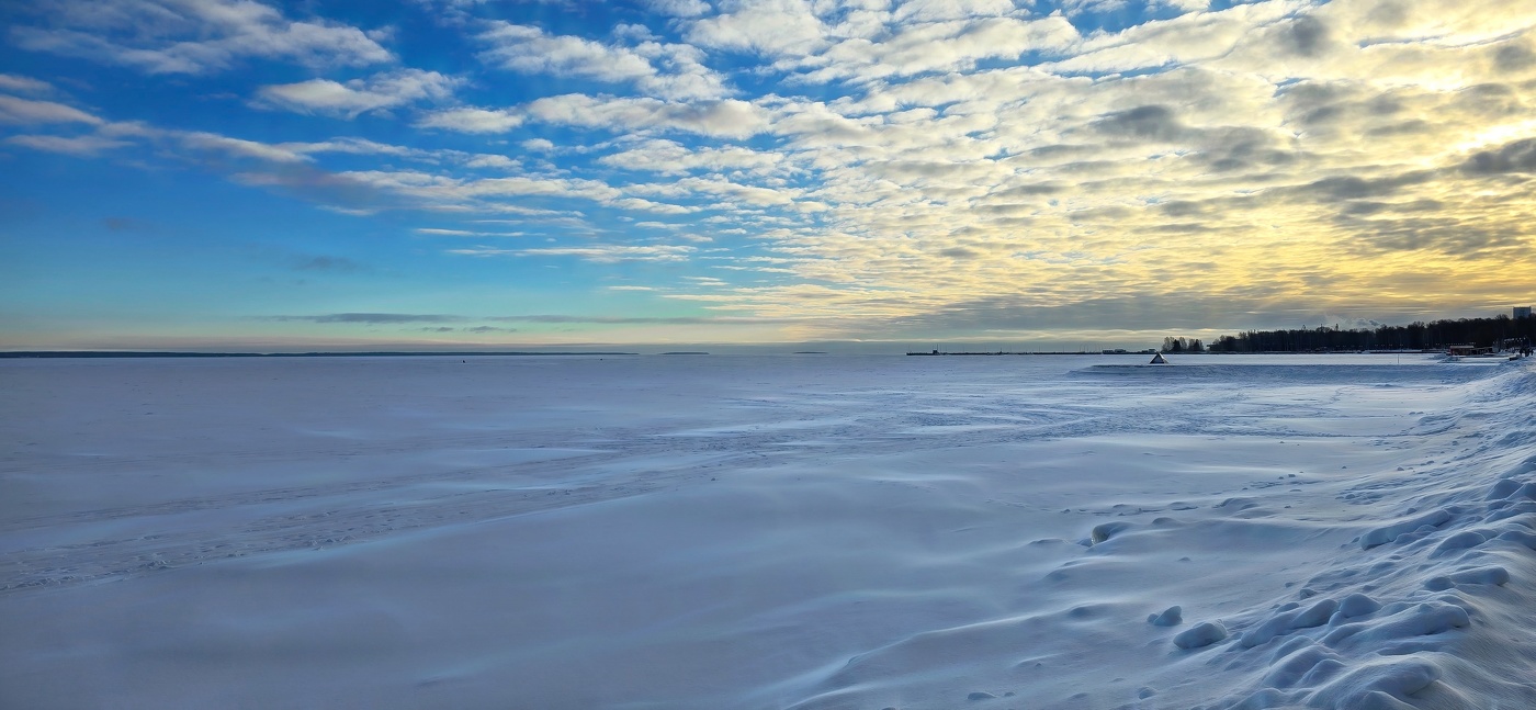 Sonnenaufgang über dem Fluss