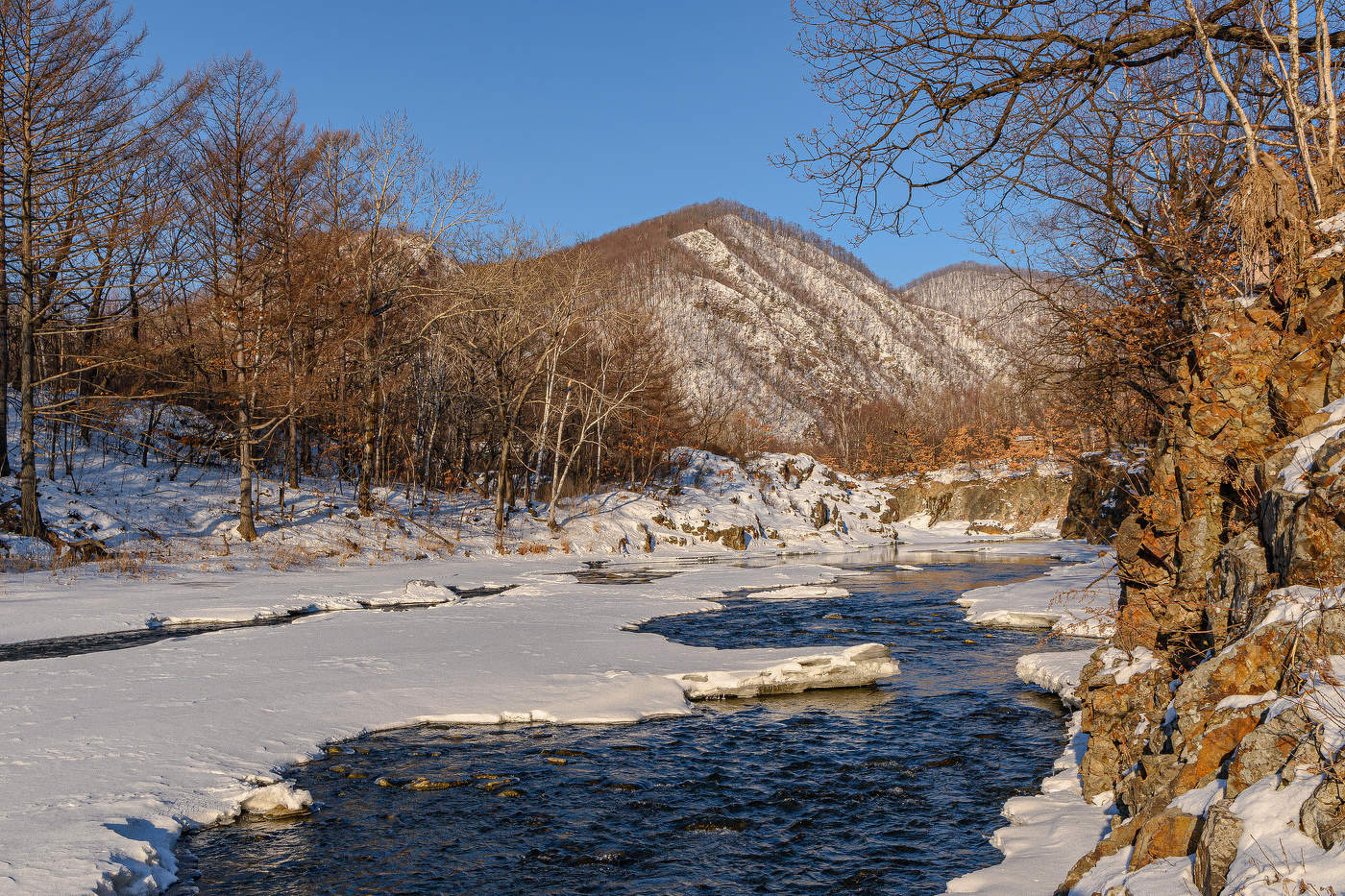 Sonnenaufgang über dem Fluss