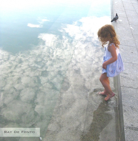 Stepping über den Himmel, umgeben von Vögeln