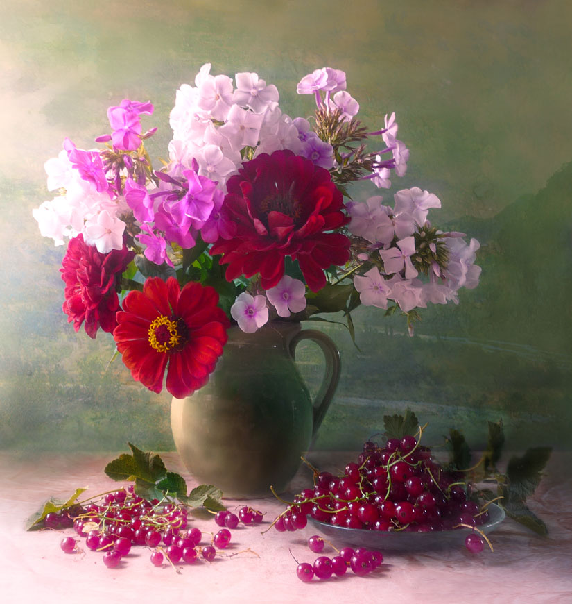 Mit roten Johannisbeeren