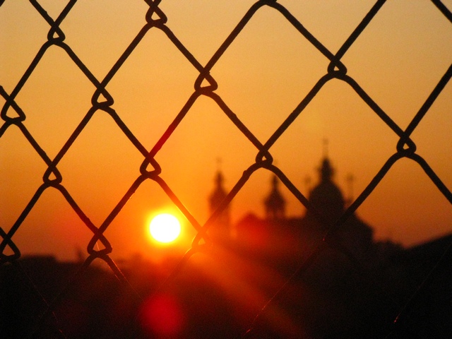 immer hinter Gittern ...