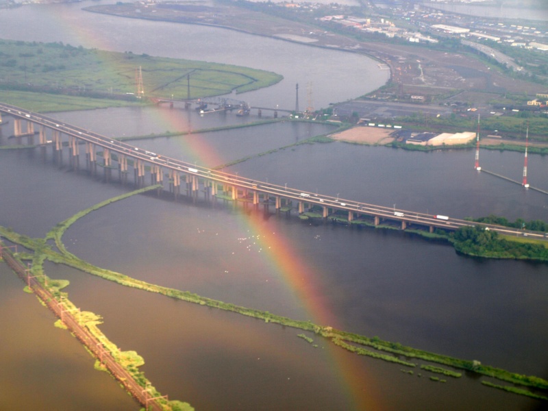 Unter der Tragfläche eines Flugzeugs