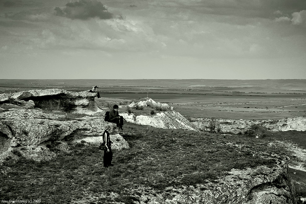 Drei Fotografen waren auf einem Felsen sitzend