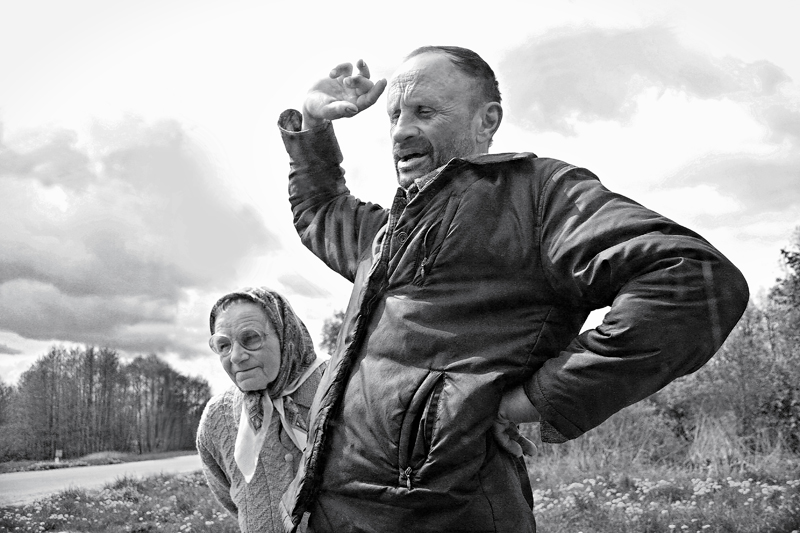 darüber, wie die Dorfbewohner wiesen auf die Straße Reisende.