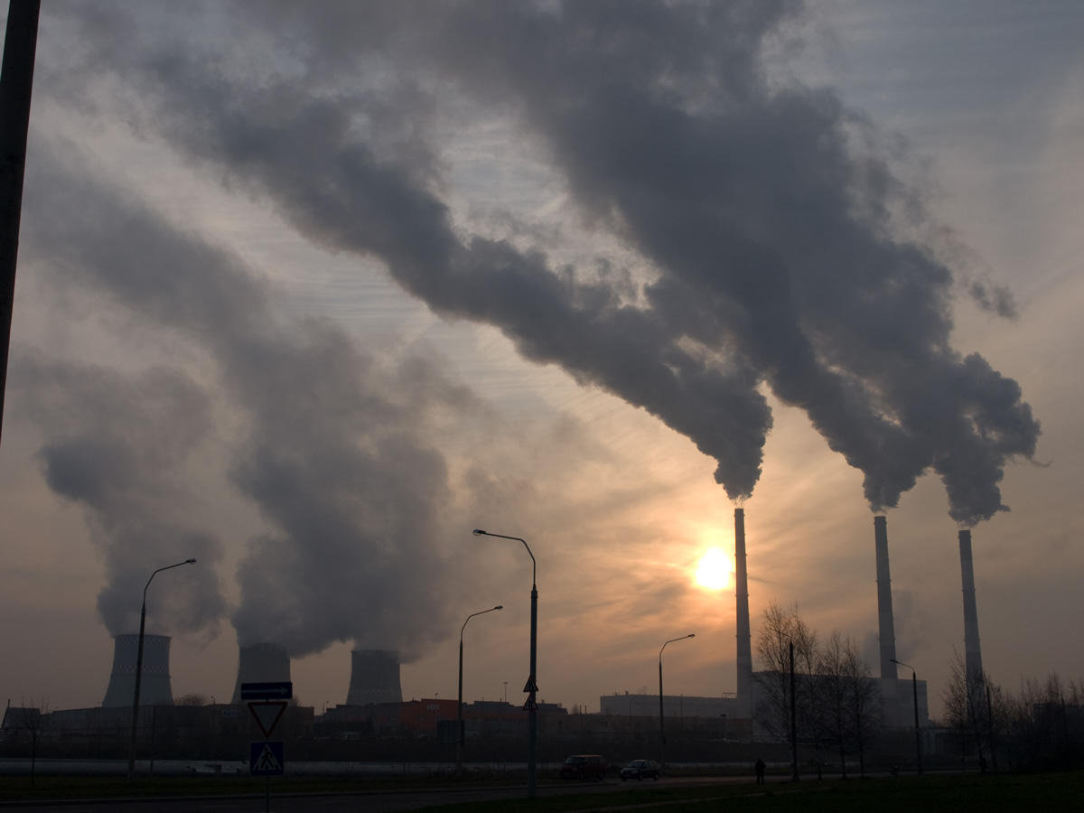 Heizkraftwerk bei Sonnenuntergang