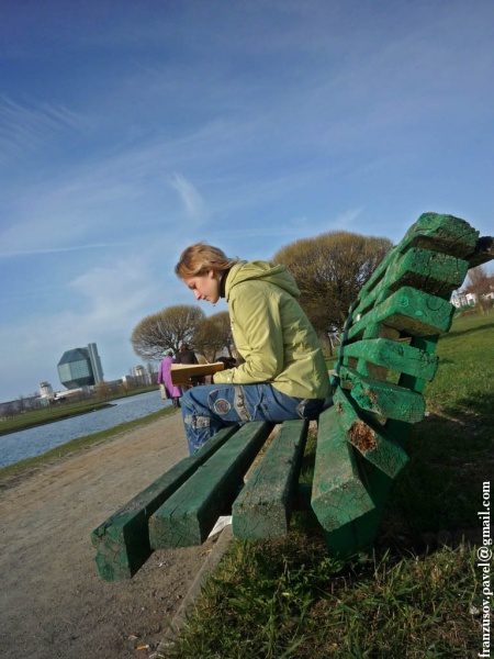 Sitzen mit einem Buch