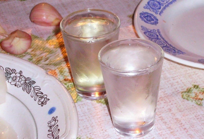 Glas Wodka auf den Tisch ...