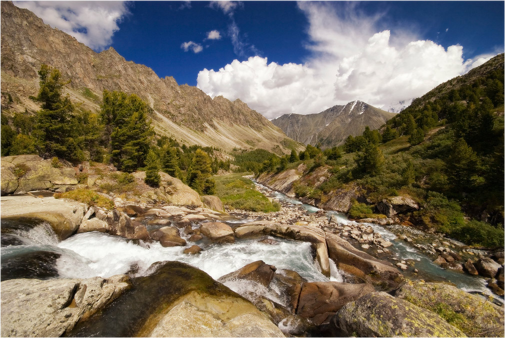 An der Quelle von einem Gebirgsfluss