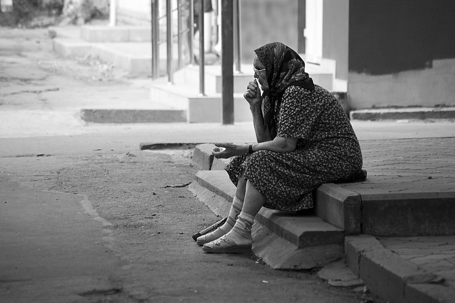 Mit einer ausgestreckten Hand.